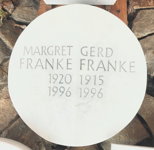 liegende Grabplatte aus Marmor rund gearbeitet mit vertiefter Schrift gefertigt von Steinmetz Leichsenring in Hannover + Laatzen