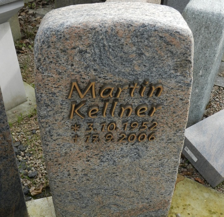 stehender Grabstein aus Granit gefertigt von Steinmetz Leichsenring in Hannover + Laatzen